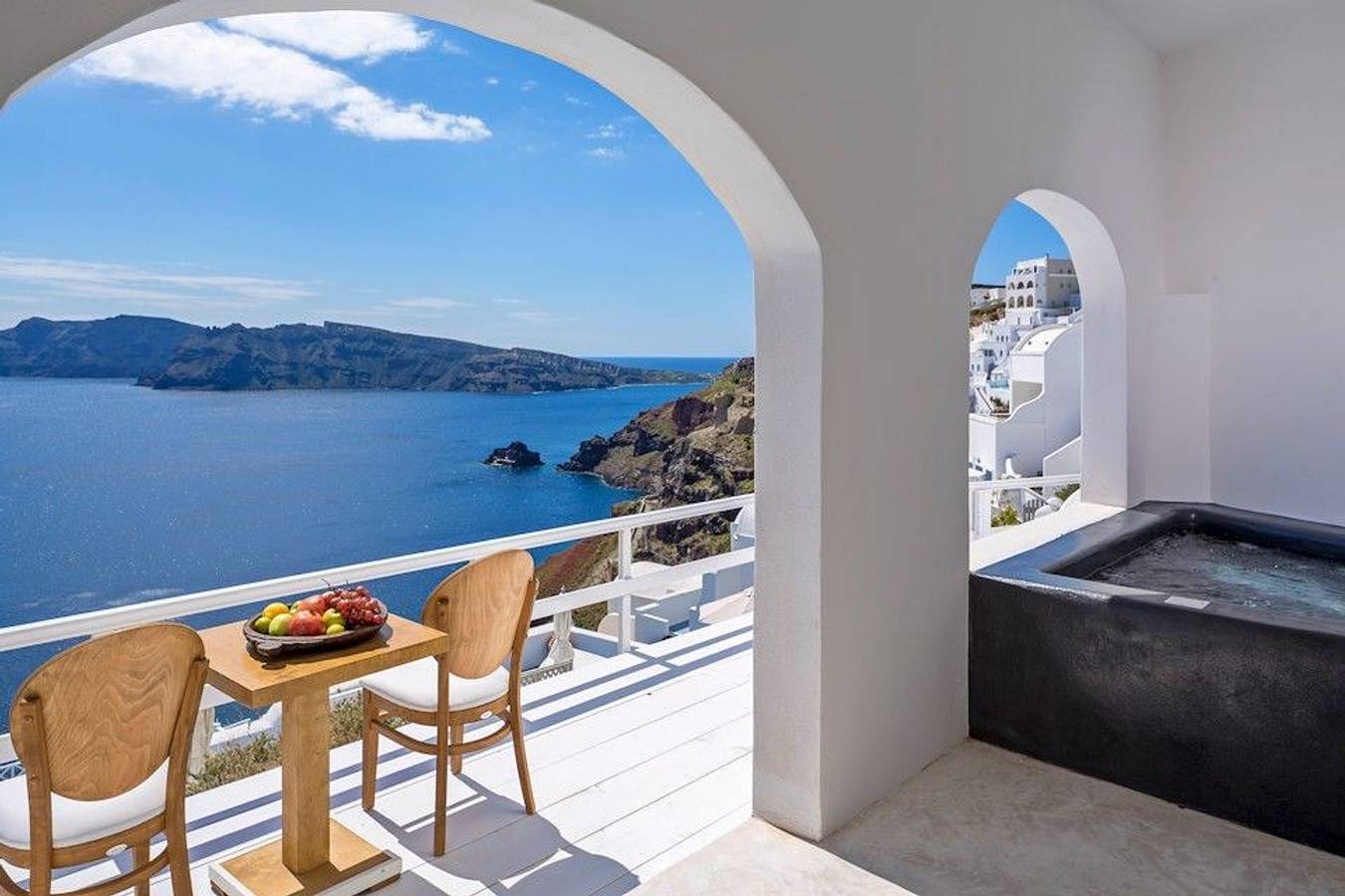 Admira los paisajes de ensueño de Santorini sin salir de tu sofá