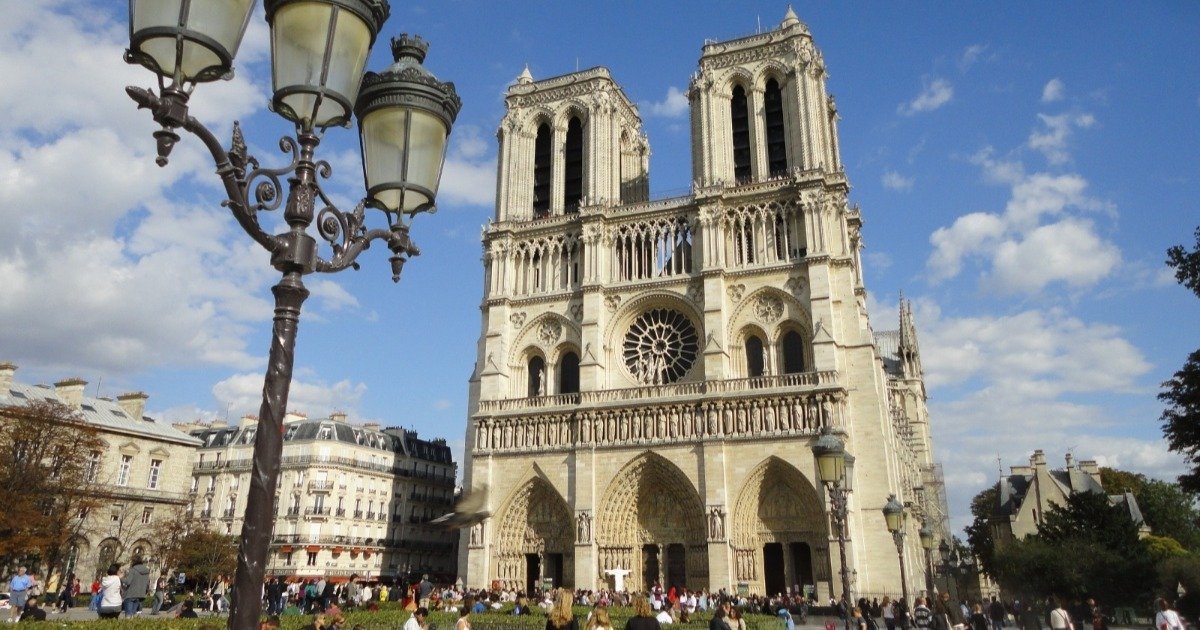 Conoce la belleza de la arquitectura gótica con un recorrido en línea por la Catedral de Notre Dame