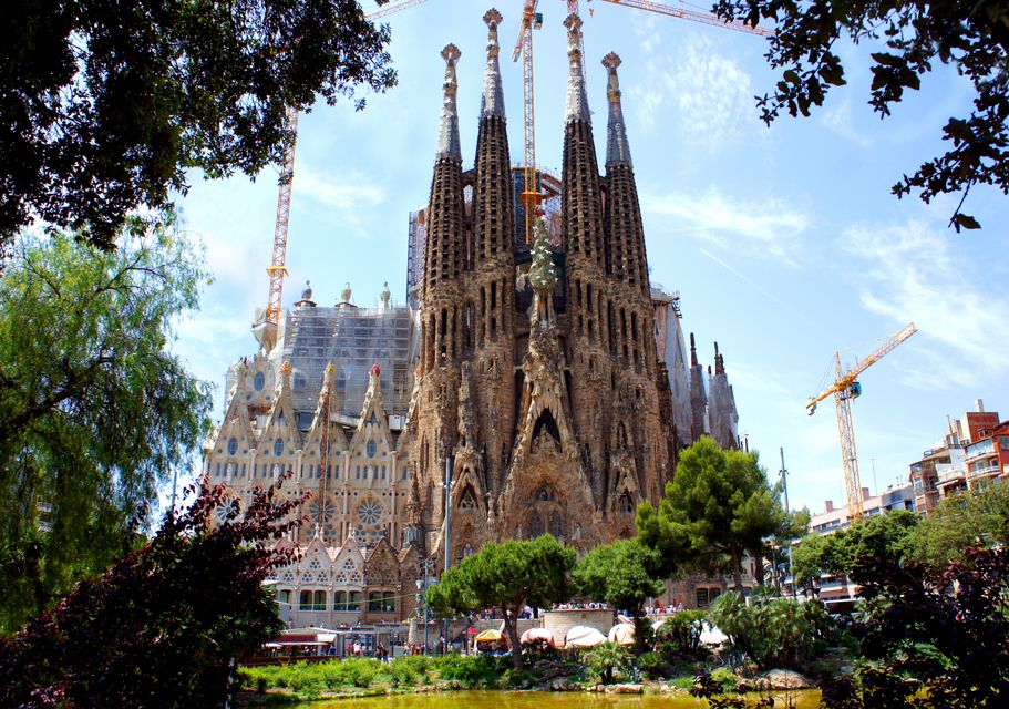 Descubre la maravilla arquitectónica de la Sagrada Familia en Barcelona en video