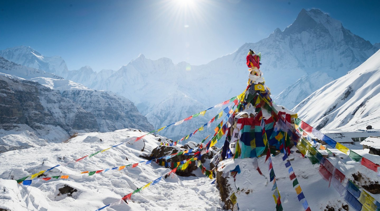 Descubre las majestuosas montañas del Himalaya desde tu casa