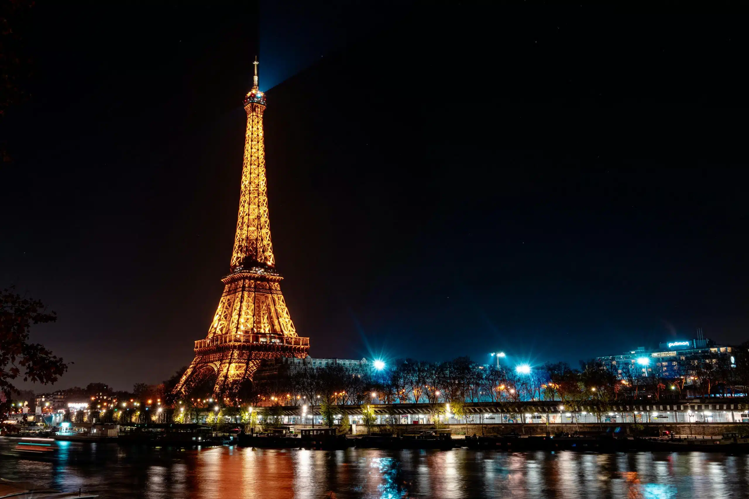 Descubre los encantos de la ciudad de París a través de experiencias en línea