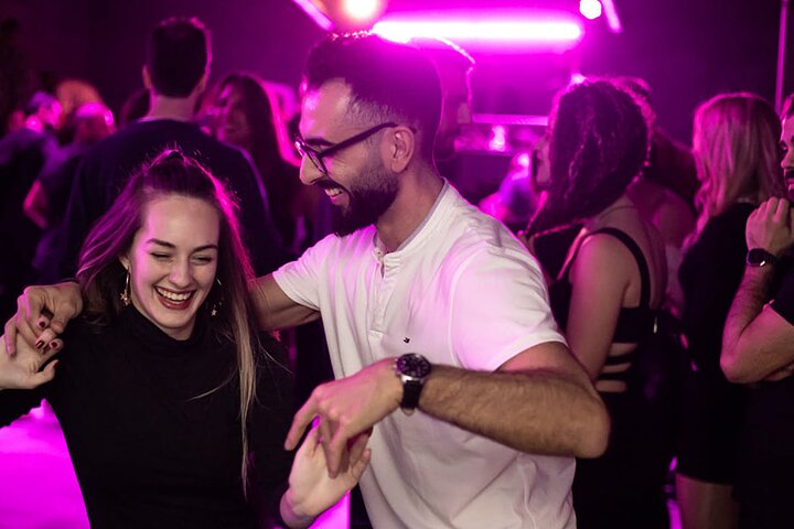 Descubre los secretos de la antigua ciudad de Atenas en un recorrido virtual