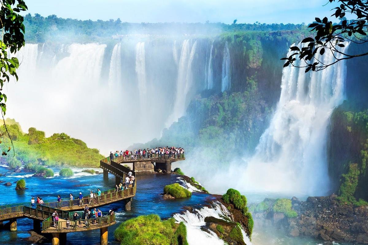 Explora la belleza natural de las Cataratas del Iguazú a través de un tour en línea