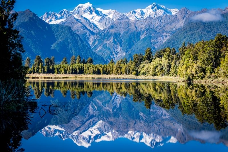 Sumérgete en la belleza de los fiordos de Nueva Zelanda en una visita en línea