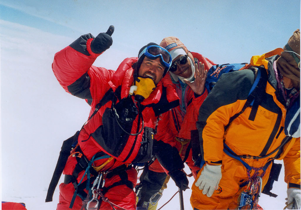 Vive la emoción de escalar el Monte Everest con nuestro tour virtual